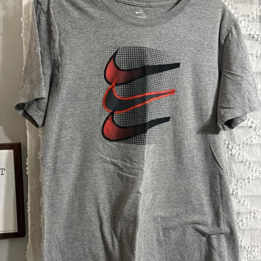 Nike‎ Mens Triple Swoosh Graphic Tee Heather Grey Red Black AR5006-063 Large